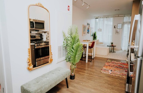 East Cambridge Apartment | Charming 2-bedroom apartment with Balcony/Garage Parking in Cambridge