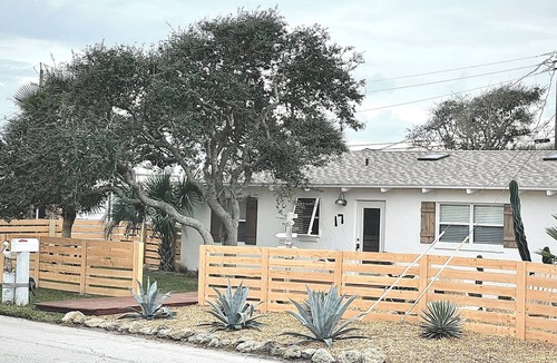 Spanish Waters Cottage | Charming 2-bedroom Beach Cottage Steps from the Sand!