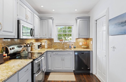 Parrot Cove House | Charming 3-bedroom house with WiFi, AC in welcoming Lake Worth Beach