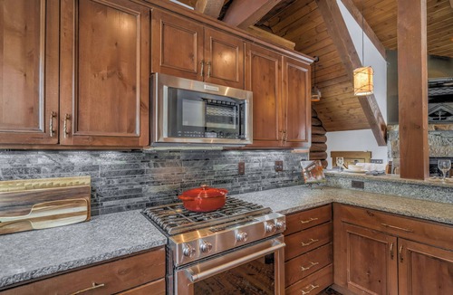 Big Sky Cabin | Charming 3-bedroom log cabin with Hot Tub and fitness room in delightful Big Sky