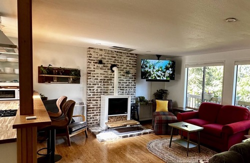 Mount Vernon House | Charming, 3 BR Home on a corner lot in Mount Vernon.