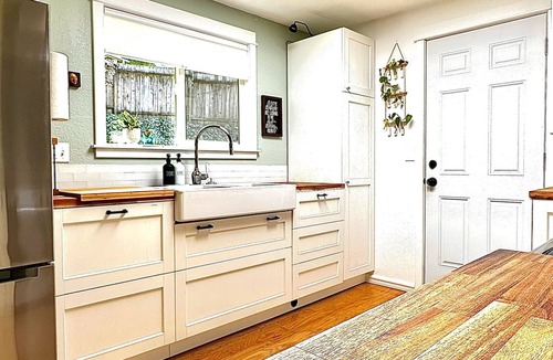 Mount Vernon House | Charming, 3 BR Home on a corner lot in Mount Vernon.