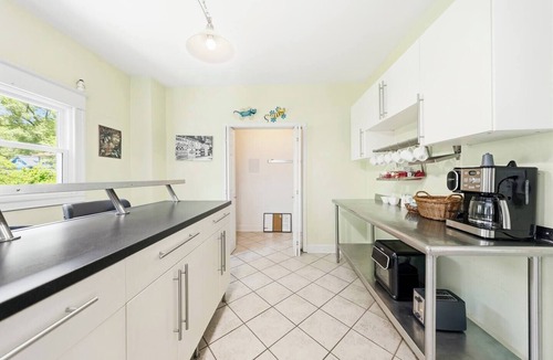 South Hyde Park House | Charming 4BR Retreat w Patio + Sunroom