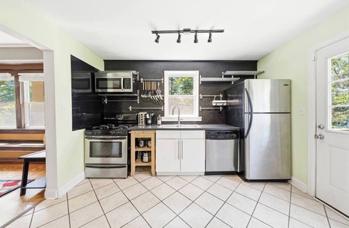 South Hyde Park House | Charming 4BR Retreat w Patio + Sunroom