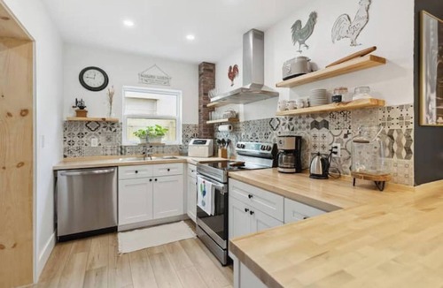 Central Fort Lauderdale House | Charming Farmhouse style w/cowboy pool in Fort Lauderdale