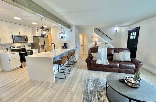 Wetmore House | Charming Glass Balcony Townhome near Six Flags and City of Boerne