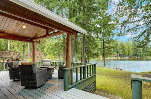 Snoqualmie Ridge House | Charming Lakefront Log Cabin