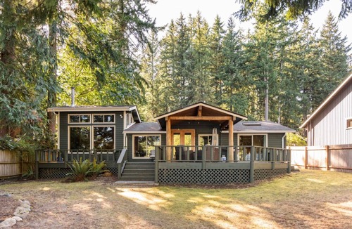Snoqualmie Ridge House | Charming Lakefront Log Cabin