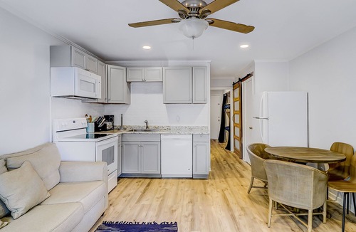 Hilton Head Island Condo | Charming second-floor condo with shared pool & picnic area - walk to the beach