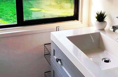 Redding Apartment | Charming Studio. Private/Quiet Equipped for Traveling Professionals.