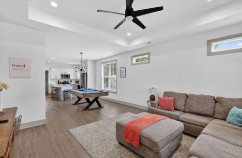 Chattanooga House | Chattanooga Duo 2 Connected Homes Sleeps 20 Hot Tub Pool Table Pet Friendly
