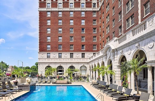 Central West End Apartment | Check Out The Most Iconic Barbershop in The Central West End! W/Parking, Pool!