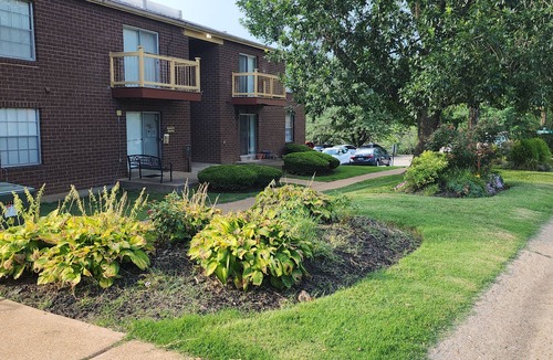 Overland Apartment | Chic 1- Queen Bed, Non Smoking-Near Airport, Kitchen, Twin Bed