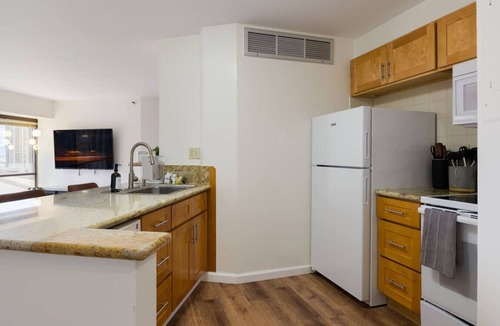 Downtown Honolulu Apartment | Chic Downtown Honolulu Retreat – Free Parking