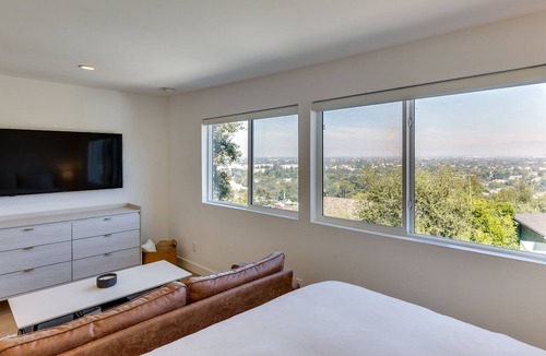 Studio City Apartment | Chic & Modern Studio City Apt w/ Mountain Views