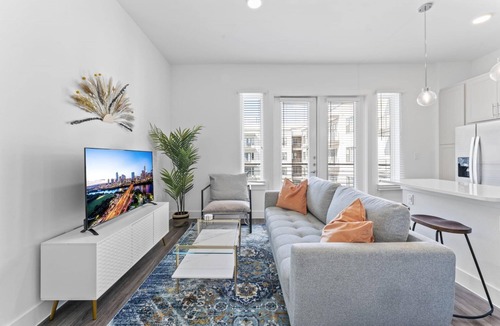Highland Apartment | Chic West Downtown Studio w Washer Dryer