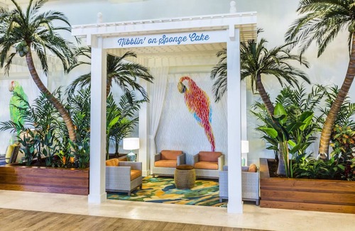 Hollywood Hotel | Coastal Chic Room with Outdoor Swimming Pool and Waterfront Views