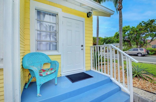 South Palm Park Neighborhood Association House | Coastal Cottage Charming 2-bedroom house with AC and WiFi in Lake Worth Beach