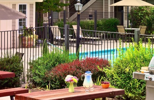 Burlington House | Comfortable Accommodation w/ Free Bfast & Parking, Kitchen, Outdoor Pool!