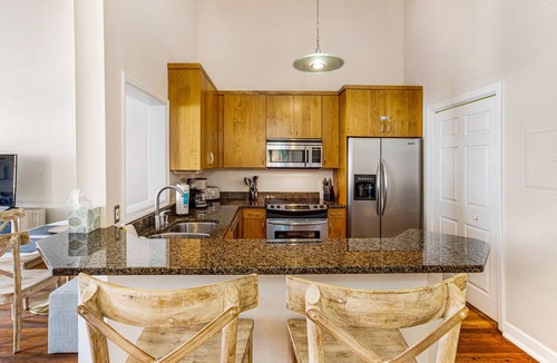 Historic District - North Condo | Contemporary Living on Broughton with King Beds & Parking by Lucky Savannah