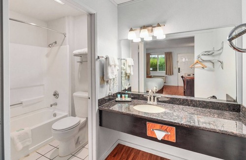 Renton Hotel | Convenient Stay w/Work Desk + Easy Access to Seattle and Major Highways