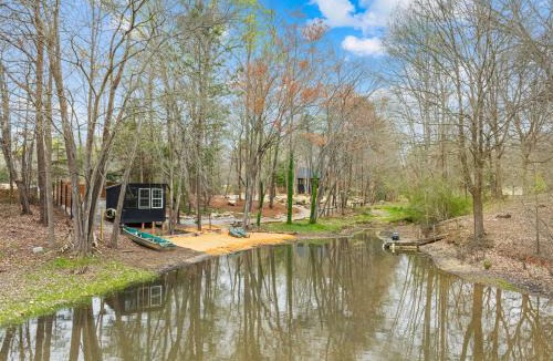 Terrell House | Couples Retreat, Yard Games, Firepit, Paddleboards