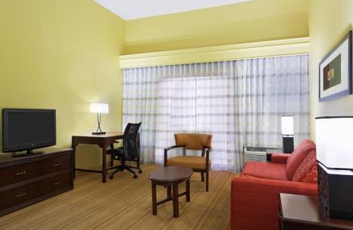 Greenbrier East Hotel | Courtyard Chesapeake Greenbrier