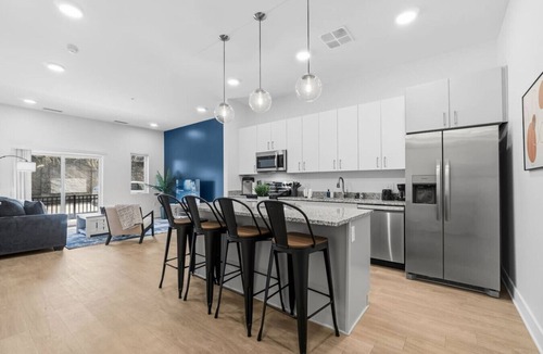 Little Italy Apartment | Cozy 1BR Near Museums | Free Parking, GYM, +W/D