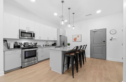 Little Italy Apartment | Cozy 1BR Near Museums | Free Parking, GYM, +W/D