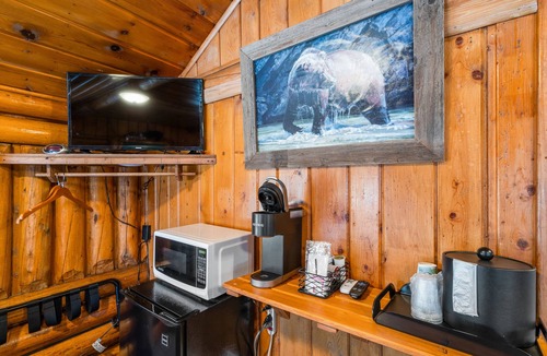 West Yellowstone Cabin | Cozy Bucking Moose Bear Cabin with 2 Queens, just a minute from Yellowstone!