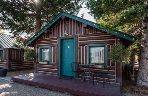 West Yellowstone Cabin | Cozy Bucking Moose Bear Cabin with 2 Queens, just a minute from Yellowstone!