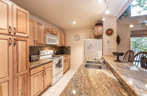 Kings Beach Condo | Cozy condo with shared pool and tennis courts near lake, Northstar, and more!
