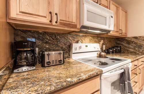 Kings Beach Condo | Cozy condo with shared pool and tennis courts near lake, Northstar, and more!