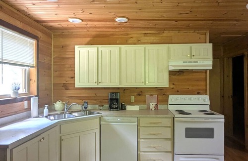 Lynn Garden Cabin | Cozy Cottage-Devil`s Bathtub/Nat Tunnel