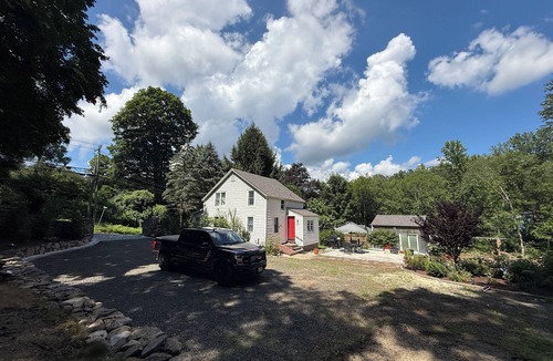 Weston House | Cozy, fully renovated 2BR home with a barn in peaceful Weston, CT for relaxation