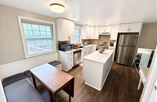 Lenexa House | Cozy Getaway - Stadium in 20 min, Highway & Oak Park Mall 2 min away!