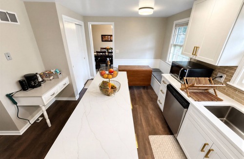 Lenexa House | Cozy Getaway - Stadium in 20 min, Highway & Oak Park Mall 2 min away!
