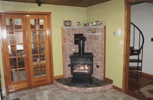 White Haven House | Cozy Lakeside Cottage: Hot Tub, Pool Table, Lake Access, Kayaks, WiFi, +More
