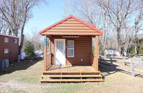 Preston House | Cozy Log Cabin with AC - within Strawberry Park Resort Campground