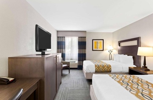 Naperville Hotel | Cozy Naperville Stay – Free Breakfast & Parking Near Downtown!