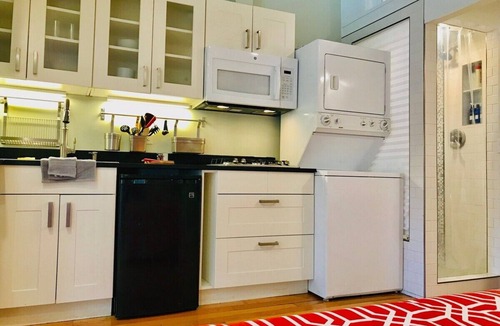 Downtown Apartment | Cozy Poolside Studio
