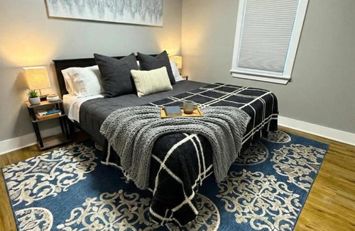 Wilmington Apartment | Cozy Walk up King Bed fast WiFi