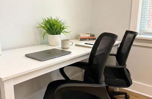 Wilmington Apartment | Cozy Walk up King Bed fast WiFi