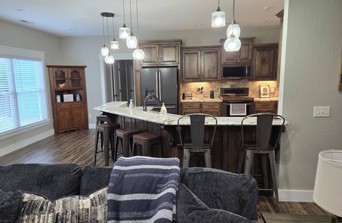 Henagar House | Creekside Manor is you ultimate vacation home to relax with the whole family.