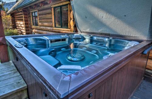 Conner House | Custom Bitterroot Valley Cabin w/Hot Tub & Views!