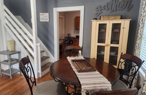 Merriam House | Cute Bungalow-Close to Highway Entrance for Fanfest-Large Shady Deck plus office