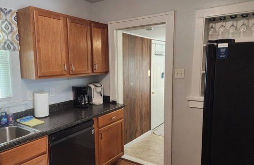 Merriam House | Cute Bungalow-Close to Highway Entrance for Fanfest-Large Shady Deck plus office