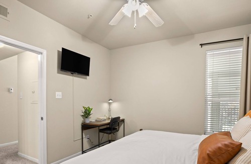 Wells Branch Apartment | Deluxe 2BR Apartment w/ balcony on-site gym & pool