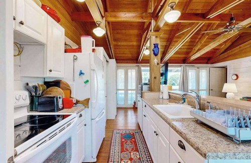 Rehoboth by the Sea House | Dewey Beach cottage 1 block from the beach, dog friendly