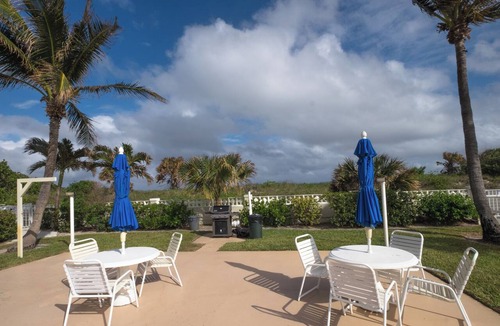 Palm Beach Shores Condo | Direct Beach Access - Poolside Coastal Condo: Sea Gem